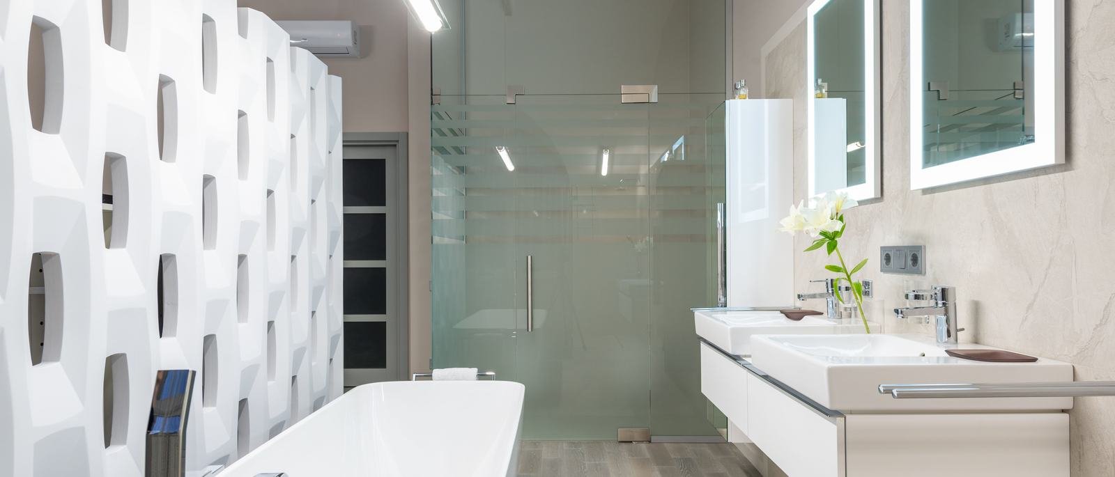 Salle de bain moderne avec douche à l'italienne et double vasque — photo d'illustration
