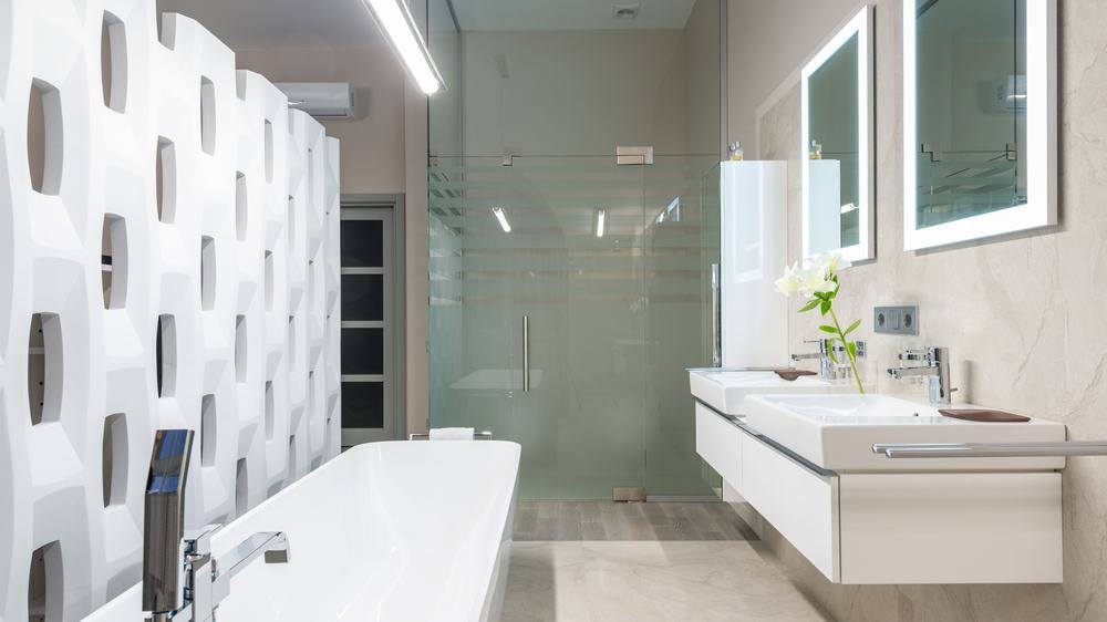 Salle de bain moderne avec douche à l'italienne et double vasque — photo d'illustration